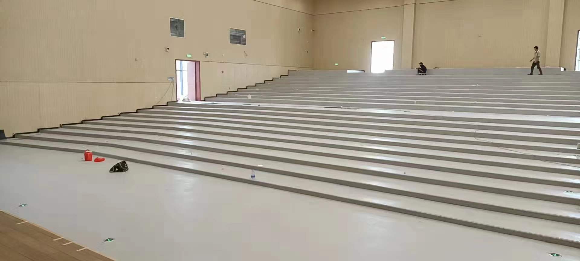 玉林职业技术学院礼堂石塑地板交工