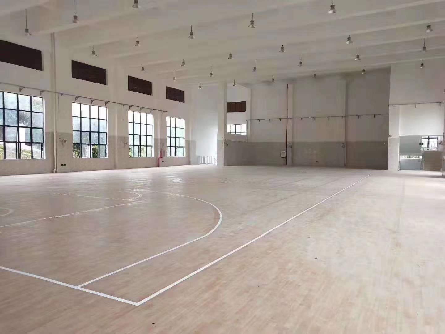 广州墩头坳小学体育馆枫木纹6.0铺设完工
